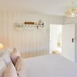 Host & - Holmlea